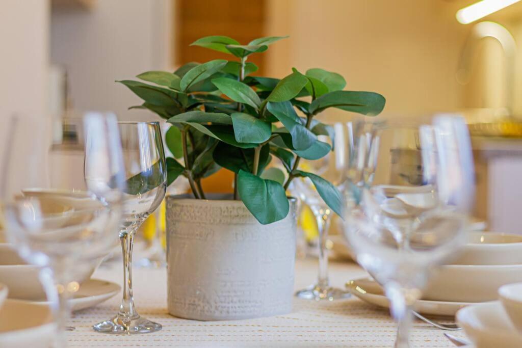 Roomy Apartment 80Sqm At City Center Free Parking Space, Ac & Balcony Budapest Bagian luar foto