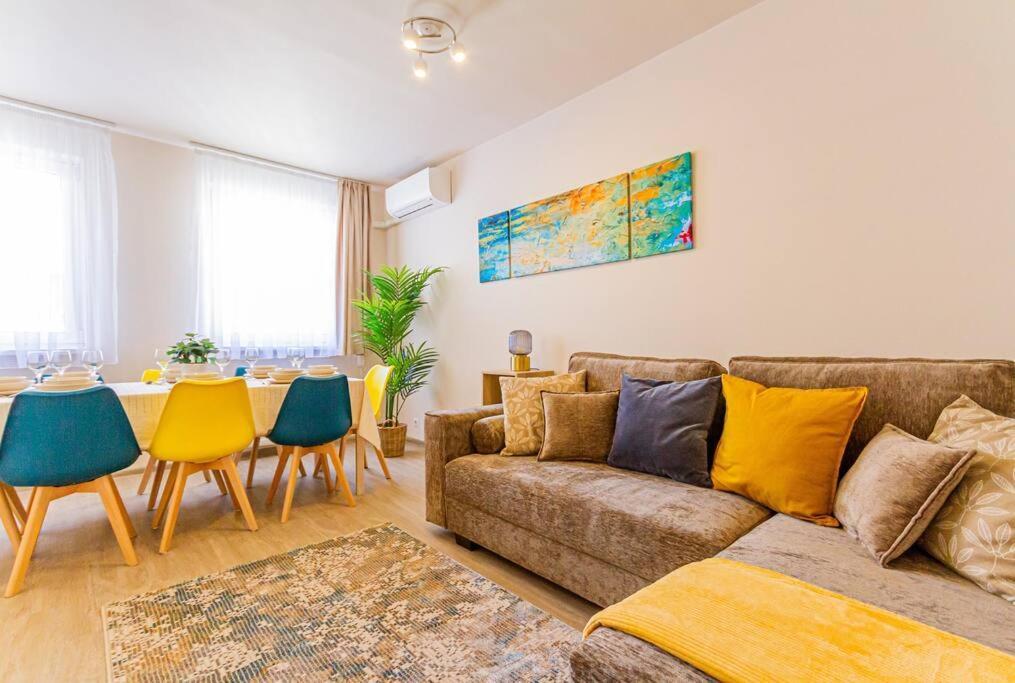 Roomy Apartment 80Sqm At City Center Free Parking Space, Ac & Balcony Budapest Bagian luar foto