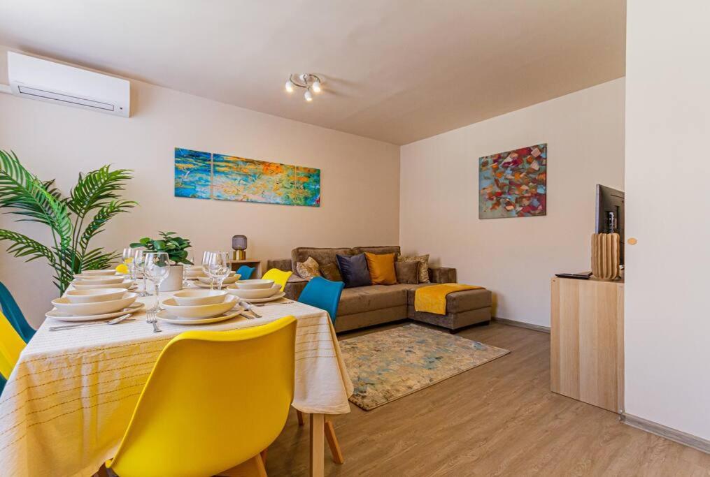 Roomy Apartment 80Sqm At City Center Free Parking Space, Ac & Balcony Budapest Bagian luar foto