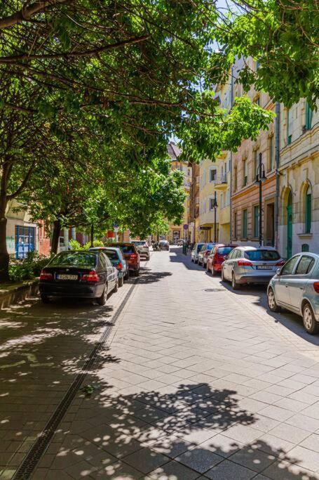 Roomy Apartment 80Sqm At City Center Free Parking Space, Ac & Balcony Budapest Bagian luar foto