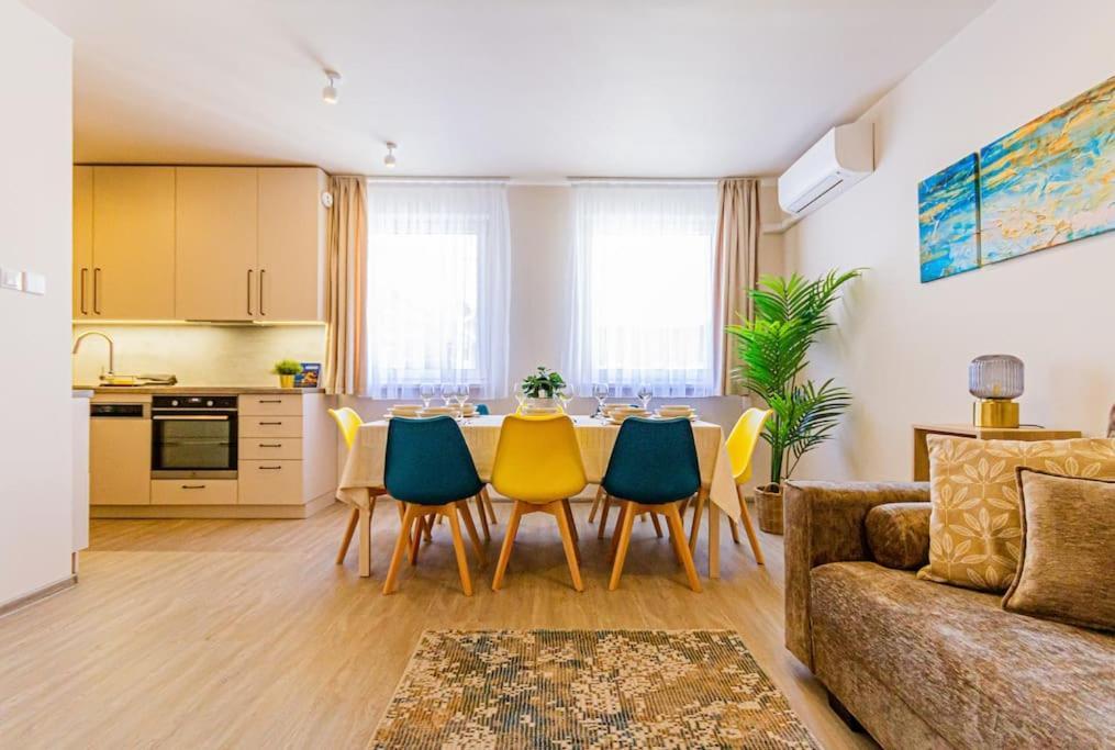 Roomy Apartment 80Sqm At City Center Free Parking Space, Ac & Balcony Budapest Bagian luar foto